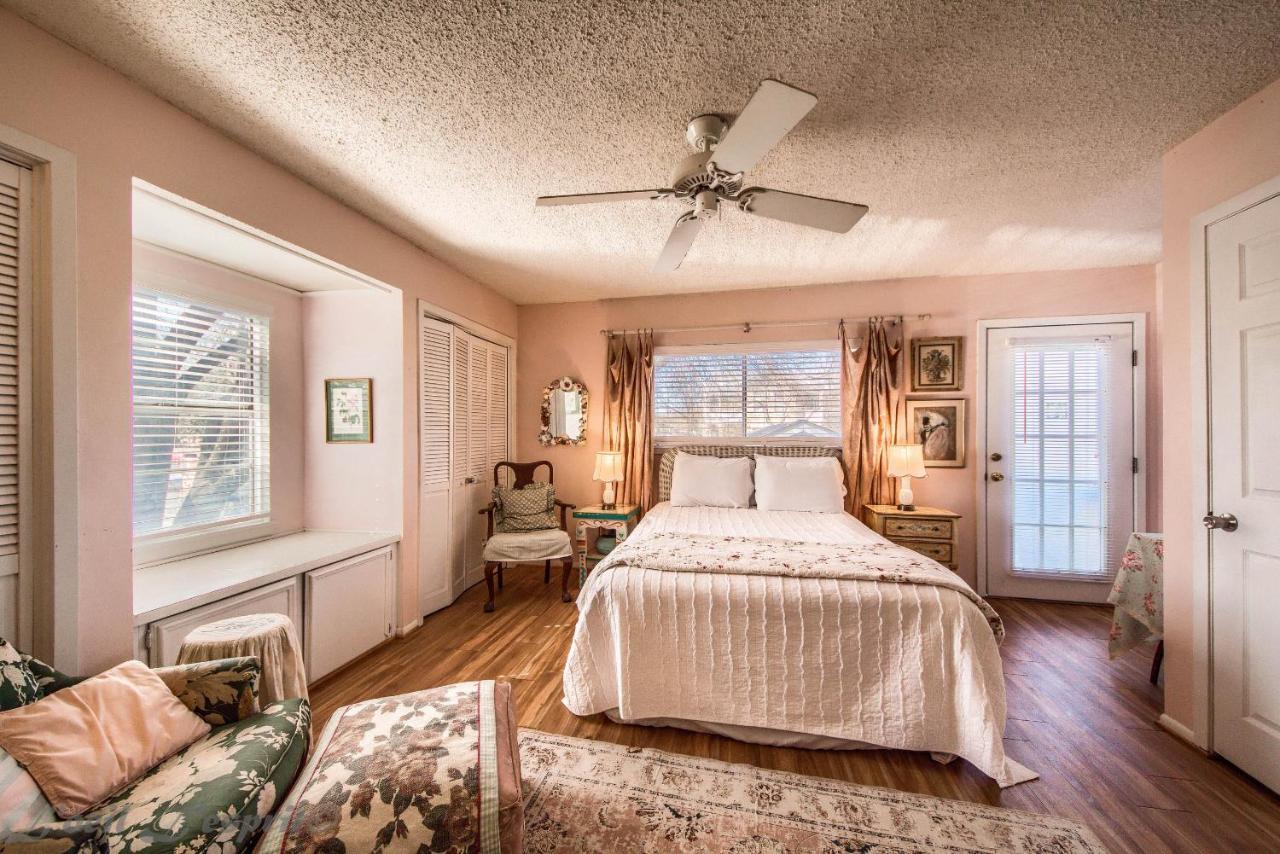 Binky'S Nest Apartment Fredericksburg Bagian luar foto