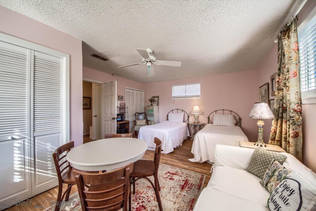 Binky'S Nest Apartment Fredericksburg Bagian luar foto