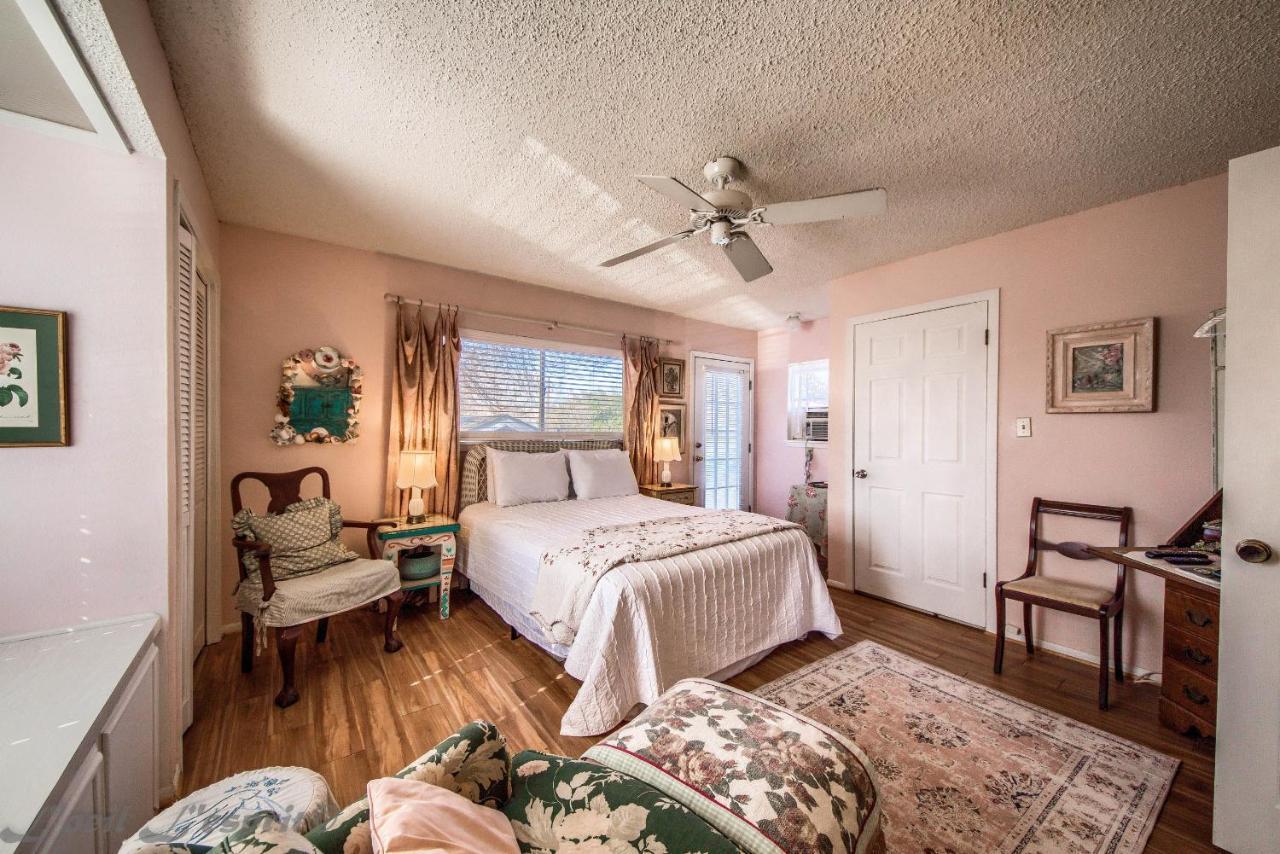 Binky'S Nest Apartment Fredericksburg Bagian luar foto